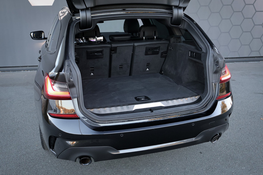 BMW 3 Serie Touring 330e M-SPORT | STOELVERWARMING | CRUISE CONTROL | ACHTERUITRIJCAMERA | APPLE CARPLAY | SFEERVERLICHTING | ORIGINEEL NEDE