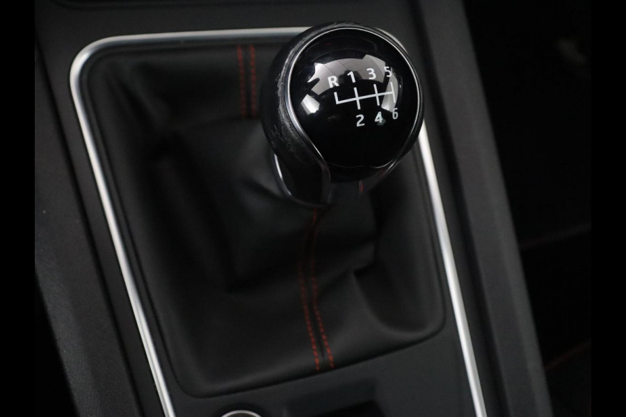 Seat Leon 1.5 TSI FR Launch Edition | Trekhaak | Adaptive cruise | Carplay | Navigatie | Full LED | DAB | Climate control | Parkeerhulp | Sfeerverlichting | Digital Cockpit