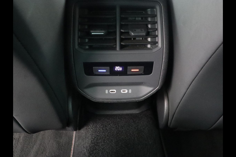 Seat Leon 1.5 TSI FR Launch Edition | Trekhaak | Adaptive cruise | Carplay | Navigatie | Full LED | DAB | Climate control | Parkeerhulp | Sfeerverlichting | Digital Cockpit