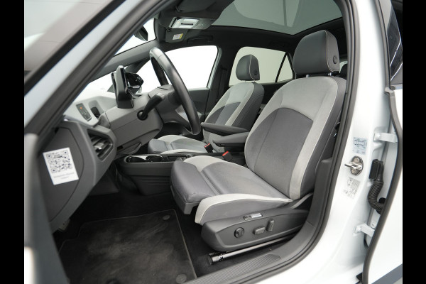 Volkswagen ID.3 First Max 58 kWh 204pk Trekhaak Navigatie Camera Stoelverwarming Side ass. ARGON