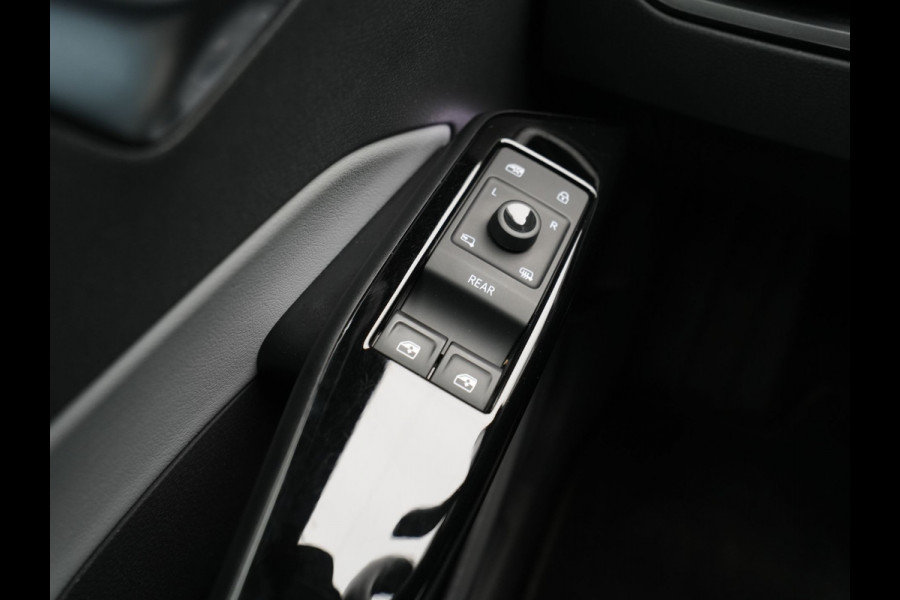 Volkswagen ID.3 First Max 58 kWh 204pk Trekhaak Navigatie Camera Stoelverwarming Side ass. ARGON