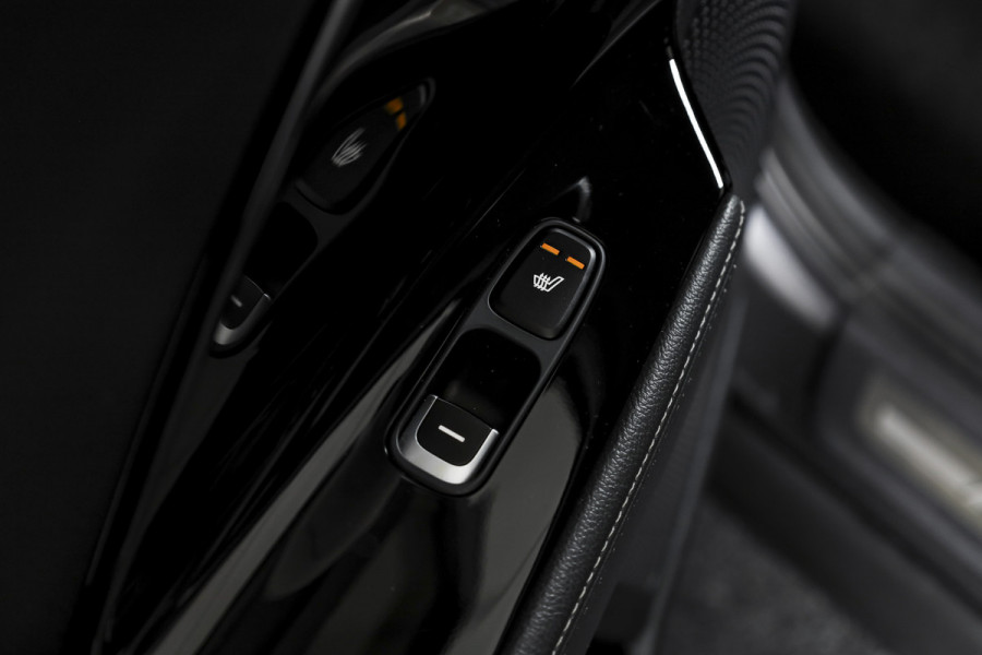 Kia Niro 1.6 GDi Hybrid 105 PK ExecutiveLine - Automaat | Adapt. Cruise | Stuur-+stoelverw. + Ventilatie | Elek. Stoel | PDC | Camera | NAV + App. Connect | ECC | Afn. Trekhaak | LM 18" |