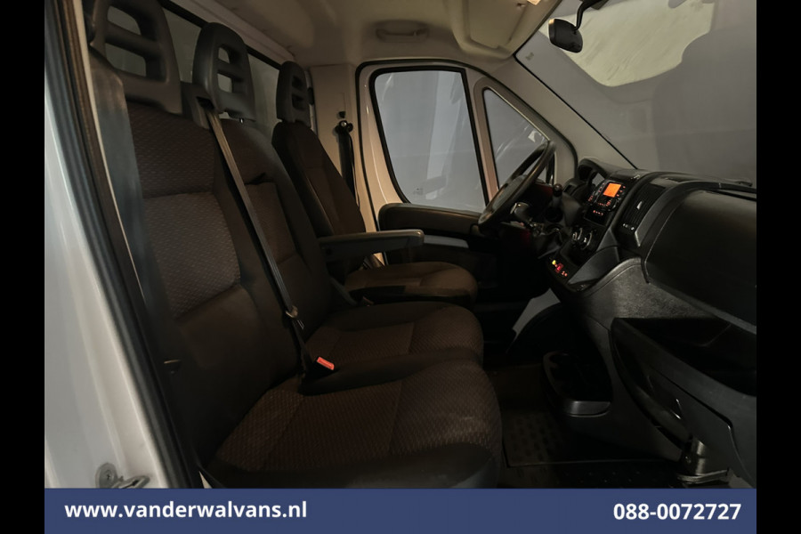 Peugeot Boxer 2.2 BlueHDi 141pk Bakwagen Laadklep Euro6 Airco | Cruisecontrol | 985kg laadvermogen Bijrijdersbank