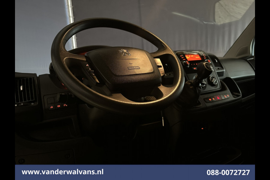 Peugeot Boxer 2.2 BlueHDi 141pk Bakwagen Laadklep Euro6 Airco | Cruisecontrol | 985kg laadvermogen Bijrijdersbank