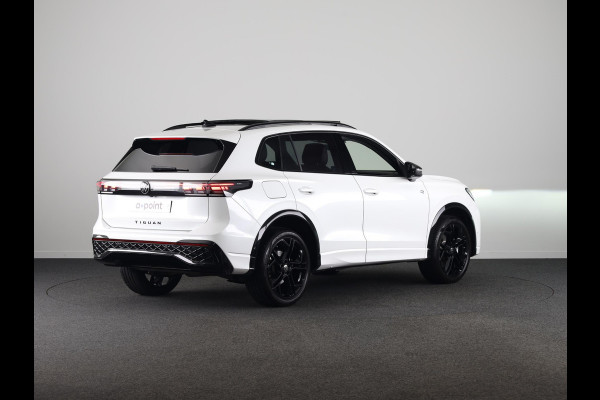 Volkswagen Tiguan 1.5 eHybrid R-Line Edition 272 pk Automaat (DSG) | Navigatie | Panoramadak | Parkeersensoren (Park assist) | Rondomzichtcamera | Lederen bekleding | Stoelverwarming v/a | Black Style pakket | R-Line |