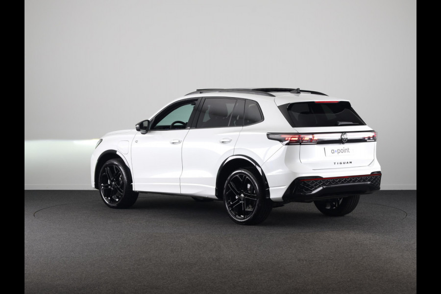 Volkswagen Tiguan 1.5 eHybrid R-Line Edition 272 pk Automaat (DSG) | Navigatie | Panoramadak | Parkeersensoren (Park assist) | Rondomzichtcamera | Lederen bekleding | Stoelverwarming v/a | Black Style pakket | R-Line |