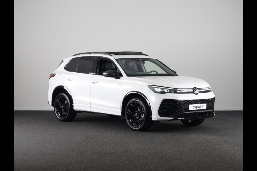 Volkswagen Tiguan 1.5 eHybrid R-Line Edition 272 pk Automaat (DSG) | Navigatie | Panoramadak | Parkeersensoren (Park assist) | Rondomzichtcamera | Lederen bekleding | Stoelverwarming v/a | Black Style pakket | R-Line |