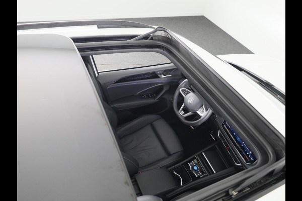 Volkswagen Tiguan 1.5 eHybrid R-Line Edition 272 pk Automaat (DSG) | Navigatie | Panoramadak | Parkeersensoren (Park assist) | Rondomzichtcamera | Lederen bekleding | Stoelverwarming v/a | Black Style pakket | R-Line |