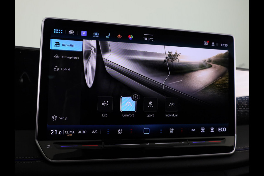 Volkswagen Tiguan 1.5 eHybrid R-Line Edition 272 pk Automaat (DSG) | Navigatie | Panoramadak | Parkeersensoren (Park assist) | Rondomzichtcamera | Lederen bekleding | Stoelverwarming v/a | Black Style pakket | R-Line |