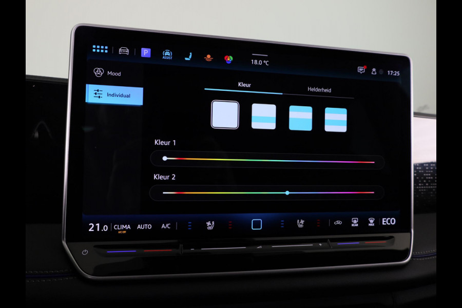 Volkswagen Tiguan 1.5 eHybrid R-Line Edition 272 pk Automaat (DSG) | Navigatie | Panoramadak | Parkeersensoren (Park assist) | Rondomzichtcamera | Lederen bekleding | Stoelverwarming v/a | Black Style pakket | R-Line |