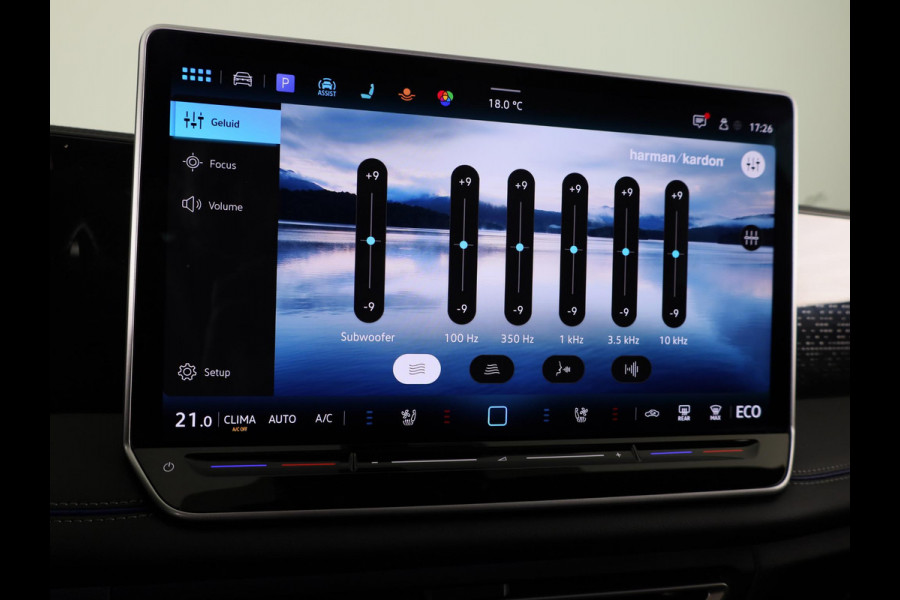 Volkswagen Tiguan 1.5 eHybrid R-Line Edition 272 pk Automaat (DSG) | Navigatie | Panoramadak | Parkeersensoren (Park assist) | Rondomzichtcamera | Lederen bekleding | Stoelverwarming v/a | Black Style pakket | R-Line |