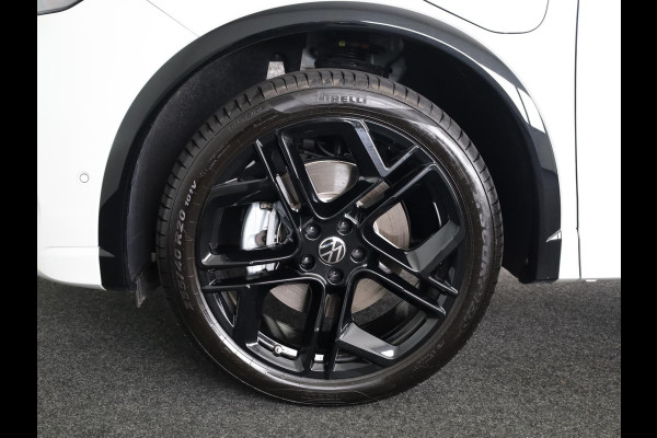 Volkswagen Tiguan 1.5 eHybrid R-Line Edition 272 pk Automaat (DSG) | Navigatie | Panoramadak | Parkeersensoren (Park assist) | Rondomzichtcamera | Lederen bekleding | Stoelverwarming v/a | Black Style pakket | R-Line |