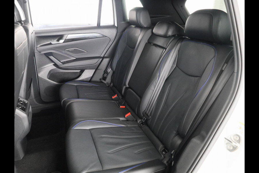 Volkswagen Tiguan 1.5 eHybrid R-Line Edition 272 pk Automaat (DSG) | Navigatie | Panoramadak | Parkeersensoren (Park assist) | Rondomzichtcamera | Lederen bekleding | Stoelverwarming v/a | Black Style pakket | R-Line |