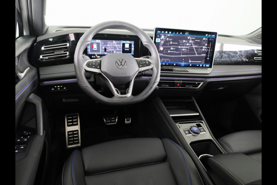 Volkswagen Tiguan 1.5 eHybrid R-Line Edition 272 pk Automaat (DSG) | Navigatie | Panoramadak | Parkeersensoren (Park assist) | Rondomzichtcamera | Lederen bekleding | Stoelverwarming v/a | Black Style pakket | R-Line |