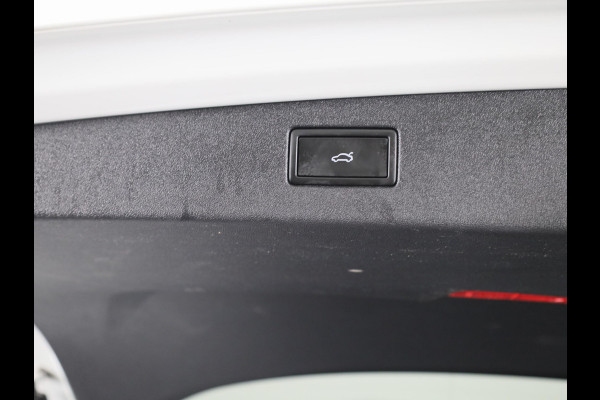 Volkswagen Tiguan 1.5 eHybrid R-Line Edition 272 pk Automaat (DSG) | Navigatie | Panoramadak | Parkeersensoren (Park assist) | Rondomzichtcamera | Lederen bekleding | Stoelverwarming v/a | Black Style pakket | R-Line |