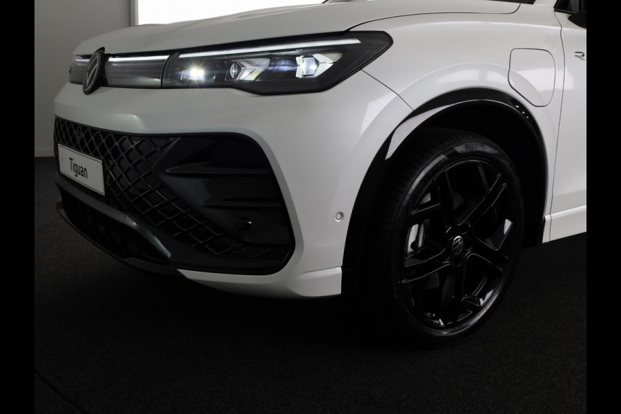 Volkswagen Tiguan 1.5 eHybrid R-Line Edition 272 pk Automaat (DSG) | Navigatie | Panoramadak | Parkeersensoren (Park assist) | Rondomzichtcamera | Lederen bekleding | Stoelverwarming v/a | Black Style pakket | R-Line |