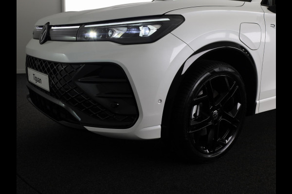 Volkswagen Tiguan 1.5 eHybrid R-Line Edition 272 pk Automaat (DSG) | Navigatie | Panoramadak | Parkeersensoren (Park assist) | Rondomzichtcamera | Lederen bekleding | Stoelverwarming v/a | Black Style pakket | R-Line |
