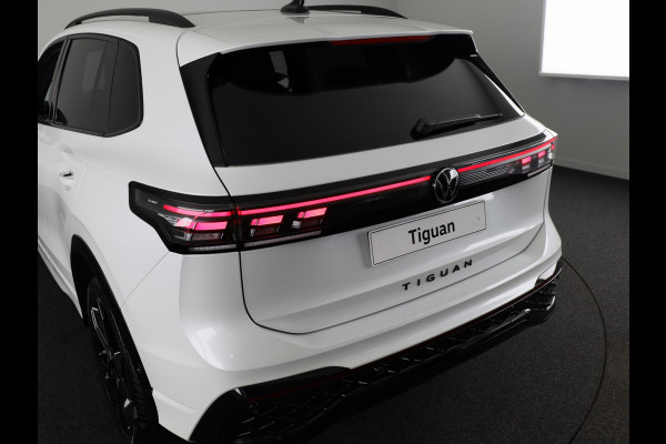 Volkswagen Tiguan 1.5 eHybrid R-Line Edition 272 pk Automaat (DSG) | Navigatie | Panoramadak | Parkeersensoren (Park assist) | Rondomzichtcamera | Lederen bekleding | Stoelverwarming v/a | Black Style pakket | R-Line |