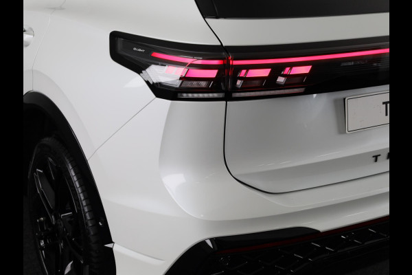 Volkswagen Tiguan 1.5 eHybrid R-Line Edition 272 pk Automaat (DSG) | Navigatie | Panoramadak | Parkeersensoren (Park assist) | Rondomzichtcamera | Lederen bekleding | Stoelverwarming v/a | Black Style pakket | R-Line |