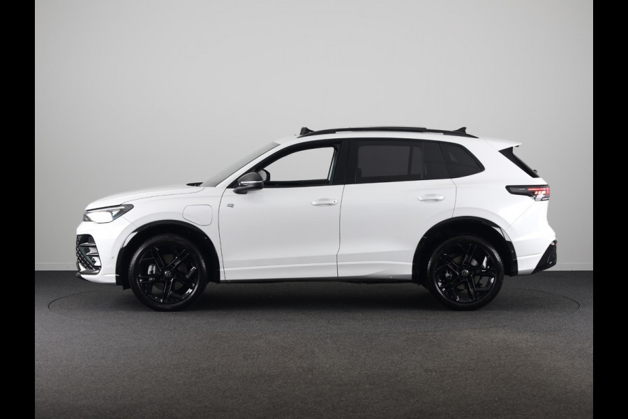 Volkswagen Tiguan 1.5 eHybrid R-Line Edition 272 pk Automaat (DSG) | Navigatie | Panoramadak | Parkeersensoren (Park assist) | Rondomzichtcamera | Lederen bekleding | Stoelverwarming v/a | Black Style pakket | R-Line |