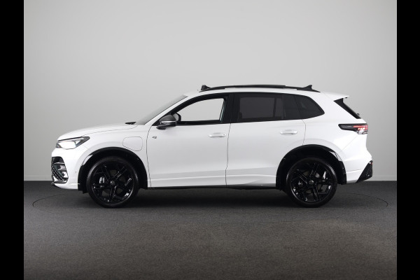 Volkswagen Tiguan 1.5 eHybrid R-Line Edition 272 pk Automaat (DSG) | Navigatie | Panoramadak | Parkeersensoren (Park assist) | Rondomzichtcamera | Lederen bekleding | Stoelverwarming v/a | Black Style pakket | R-Line |