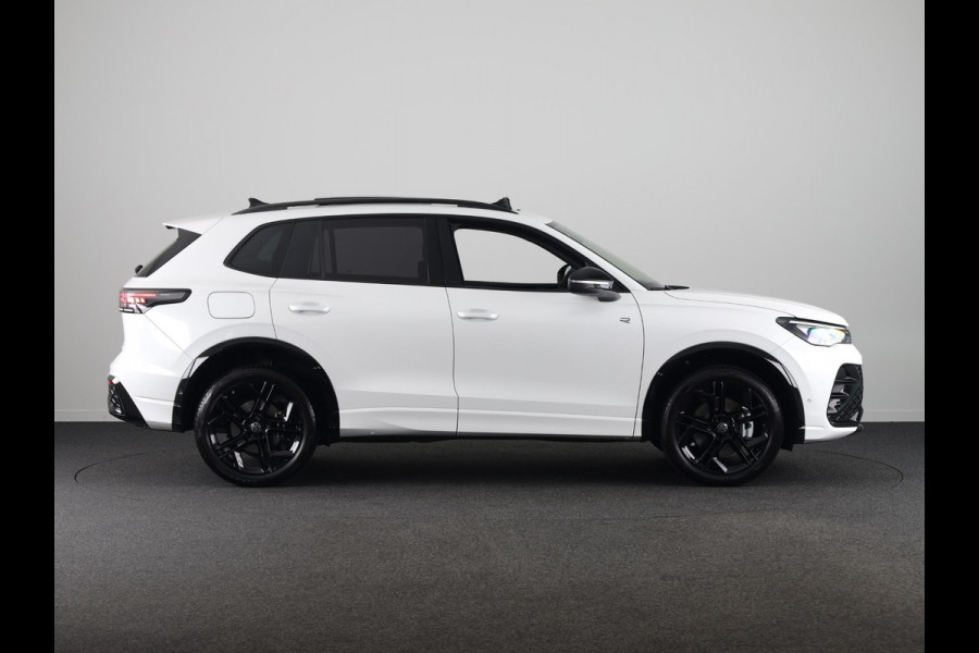 Volkswagen Tiguan 1.5 eHybrid R-Line Edition 272 pk Automaat (DSG) | Navigatie | Panoramadak | Parkeersensoren (Park assist) | Rondomzichtcamera | Lederen bekleding | Stoelverwarming v/a | Black Style pakket | R-Line |