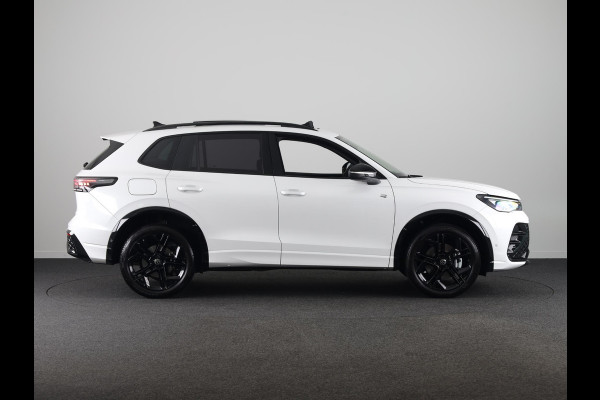 Volkswagen Tiguan 1.5 eHybrid R-Line Edition 272 pk Automaat (DSG) | Navigatie | Panoramadak | Parkeersensoren (Park assist) | Rondomzichtcamera | Lederen bekleding | Stoelverwarming v/a | Black Style pakket | R-Line |