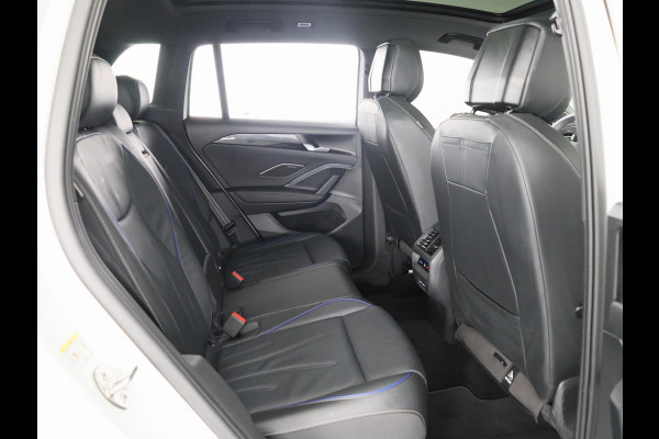 Volkswagen Tiguan 1.5 eHybrid R-Line Edition 272 pk Automaat (DSG) | Navigatie | Panoramadak | Parkeersensoren (Park assist) | Rondomzichtcamera | Lederen bekleding | Stoelverwarming v/a | Black Style pakket | R-Line |