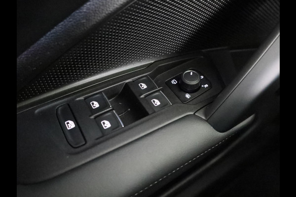 Volkswagen Tiguan 1.5 eHybrid R-Line Edition 272 pk Automaat (DSG) | Navigatie | Panoramadak | Parkeersensoren (Park assist) | Rondomzichtcamera | Lederen bekleding | Stoelverwarming v/a | Black Style pakket | R-Line |