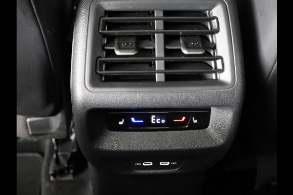 Volkswagen Tiguan 1.5 eHybrid R-Line Edition 272 pk Automaat (DSG) | Navigatie | Panoramadak | Parkeersensoren (Park assist) | Rondomzichtcamera | Lederen bekleding | Stoelverwarming v/a | Black Style pakket | R-Line |