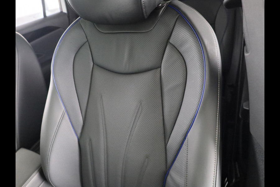 Volkswagen Tiguan 1.5 eHybrid R-Line Edition 272 pk Automaat (DSG) | Navigatie | Panoramadak | Parkeersensoren (Park assist) | Rondomzichtcamera | Lederen bekleding | Stoelverwarming v/a | Black Style pakket | R-Line |