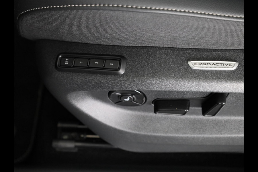 Volkswagen Tiguan 1.5 eHybrid R-Line Edition 272 pk Automaat (DSG) | Navigatie | Panoramadak | Parkeersensoren (Park assist) | Rondomzichtcamera | Lederen bekleding | Stoelverwarming v/a | Black Style pakket | R-Line |