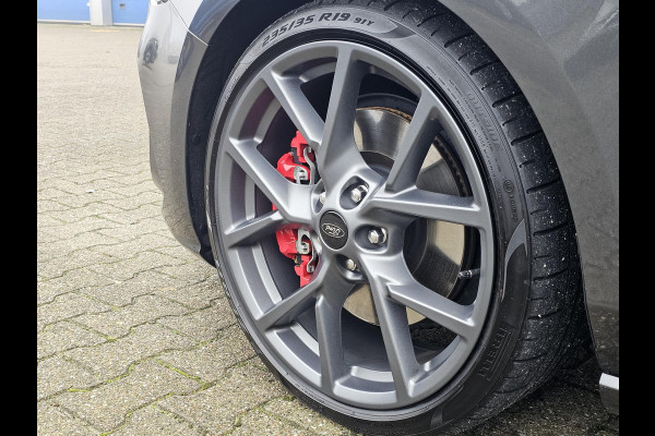 Ford Focus 2.3 EcoBoost ST-X | 280pk Automaat! | Winter Pack | AGR-stoelen | Camera | Bang&Olufsen | Head up Display | BLIS | Extra wielset!