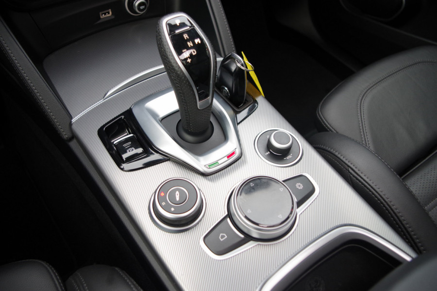 Alfa Romeo Stelvio 2.0 T 280 PK AWD Q4 Veloce, Adap. Onderstel, Panoramadak, Trekhaak, H/K Sound, Lederen Sportstoelen
