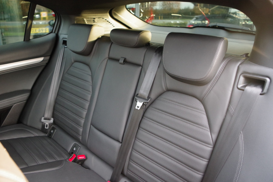 Alfa Romeo Stelvio 2.0 T 280 PK AWD Q4 Veloce, Adap. Onderstel, Panoramadak, Trekhaak, H/K Sound, Lederen Sportstoelen