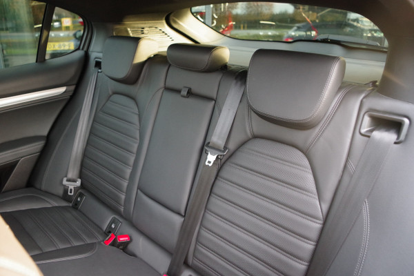Alfa Romeo Stelvio 2.0 T 280 PK AWD Q4 Veloce, Adap. Onderstel, Panoramadak, Trekhaak, H/K Sound, Lederen Sportstoelen
