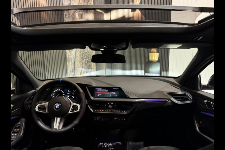 BMW 1-serie 118i M Sport|PANO|SFEER|ALCANTARA|KUIPSTOELEN|BOMVOL