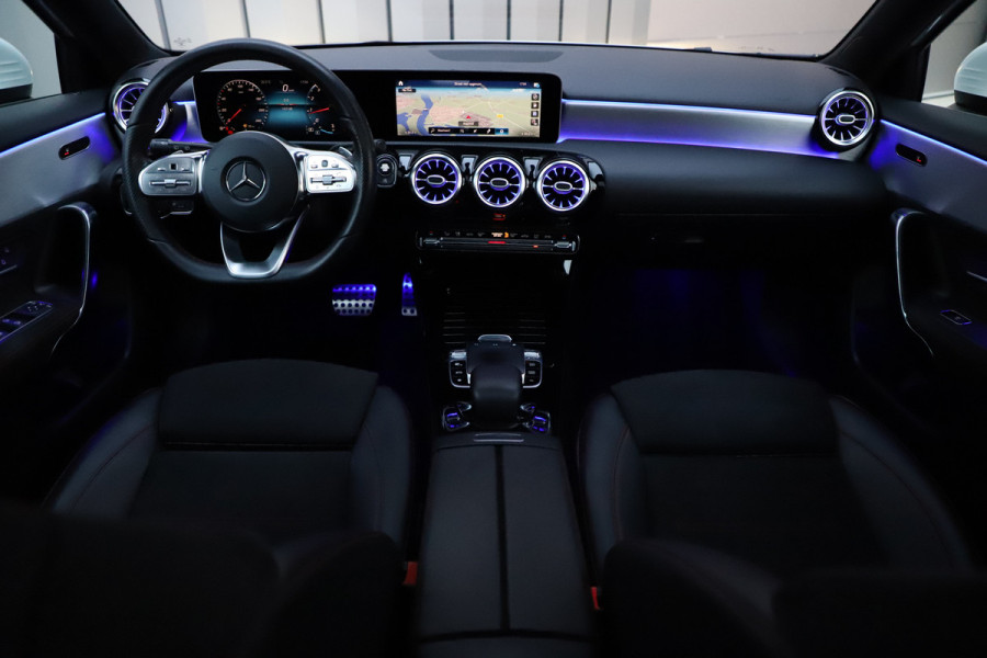 Mercedes-Benz A-Klasse 200 AMG Aut7 | 163PK | Pano | Keyless-go | Sfeerverlichting | Widescreen | Led | Stoelverw. | Camera | NL-Auto | 2018.