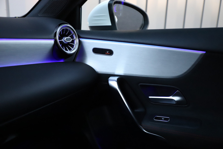 Mercedes-Benz A-Klasse 200 AMG Aut7 | 163PK | Pano | Keyless-go | Sfeerverlichting | Widescreen | Led | Stoelverw. | Camera | NL-Auto | 2018.