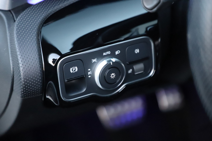 Mercedes-Benz A-Klasse 200 AMG Aut7 | 163PK | Pano | Keyless-go | Sfeerverlichting | Widescreen | Led | Stoelverw. | Camera | NL-Auto | 2018.