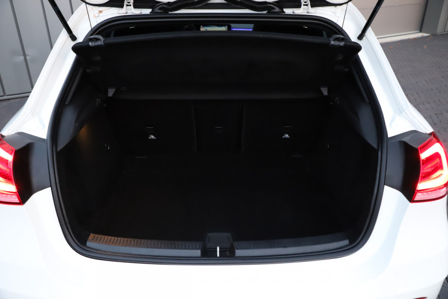 Mercedes-Benz A-Klasse 200 AMG Aut7 | 163PK | Pano | Keyless-go | Sfeerverlichting | Widescreen | Led | Stoelverw. | Camera | NL-Auto | 2018.