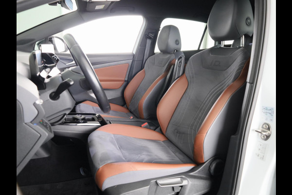 Volkswagen ID.4 First 77 kWh 204 pk | Navigatie | Warmtepomp | Trekhaak (wegklapbaar ) | Parkeersensoren | Achteruitrijcamera | Stoelverwarming |