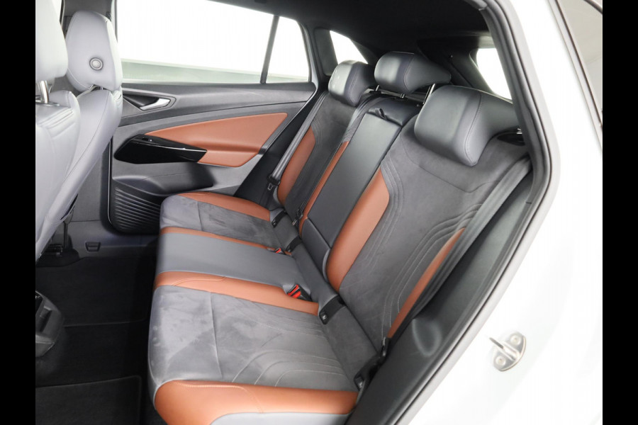 Volkswagen ID.4 First 77 kWh 204 pk | Navigatie | Warmtepomp | Trekhaak (wegklapbaar ) | Parkeersensoren | Achteruitrijcamera | Stoelverwarming |