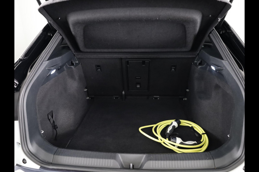 Volkswagen ID.4 First 77 kWh 204 pk | Navigatie | Warmtepomp | Trekhaak (wegklapbaar ) | Parkeersensoren | Achteruitrijcamera | Stoelverwarming |