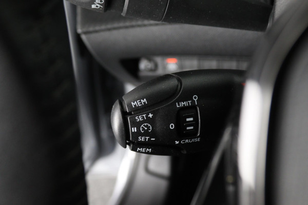 Peugeot e-208 EV ALLURE PACK 50 KWh ACCU= 93% +SNELLADEN GARANTIE TOT 2031** 3 FASE LADEN . Als nieuw!