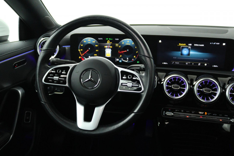 Mercedes-Benz CLA-Klasse 200 Business Solution Luxury (PANORAMADAK, TREKHAAK, SFEERVERLICHTING, STOELVERARMING, CAMERA)