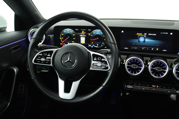 Mercedes-Benz CLA-Klasse 200 Business Solution Luxury (PANORAMADAK, TREKHAAK, SFEERVERLICHTING, STOELVERARMING, CAMERA)