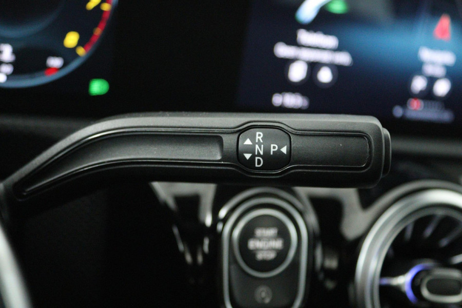 Mercedes-Benz CLA-Klasse 200 Business Solution Luxury (PANORAMADAK, TREKHAAK, SFEERVERLICHTING, STOELVERARMING, CAMERA)