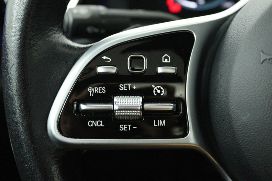Mercedes-Benz CLA-Klasse 200 Business Solution Luxury (PANORAMADAK, TREKHAAK, SFEERVERLICHTING, STOELVERARMING, CAMERA)