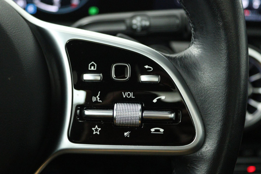 Mercedes-Benz CLA-Klasse 200 Business Solution Luxury (PANORAMADAK, TREKHAAK, SFEERVERLICHTING, STOELVERARMING, CAMERA)